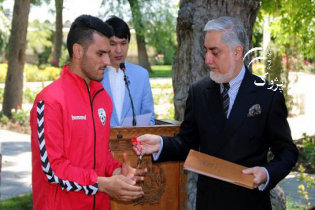 Abdullah  Distributes Apartment Keys to Footballers